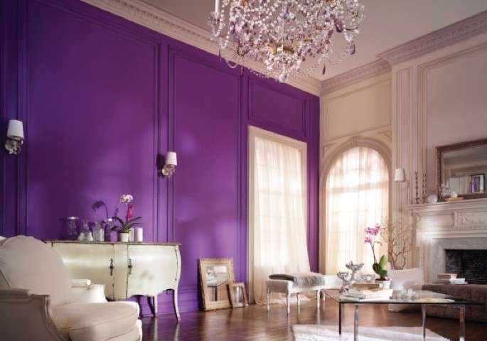 Elegante salotto con pareti viola e bianco