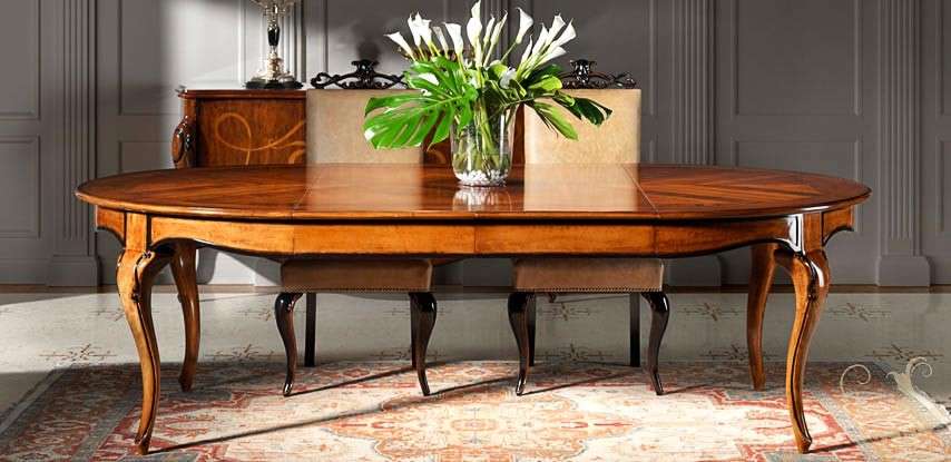 Elegante tavolo in legno massello