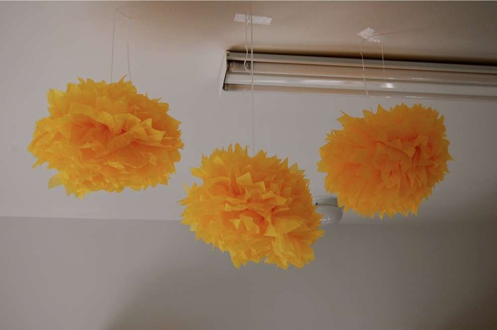 Fiori gialli di carta appesi al soffitto