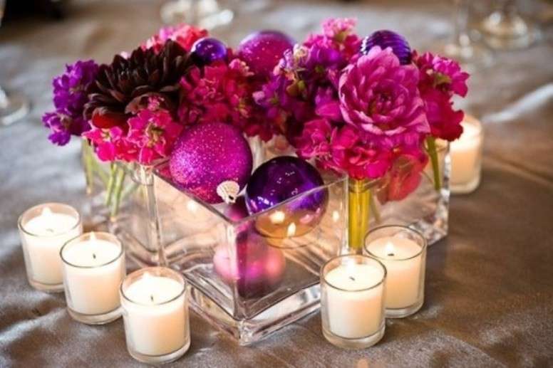 Fiori viola e candele per centrotavola