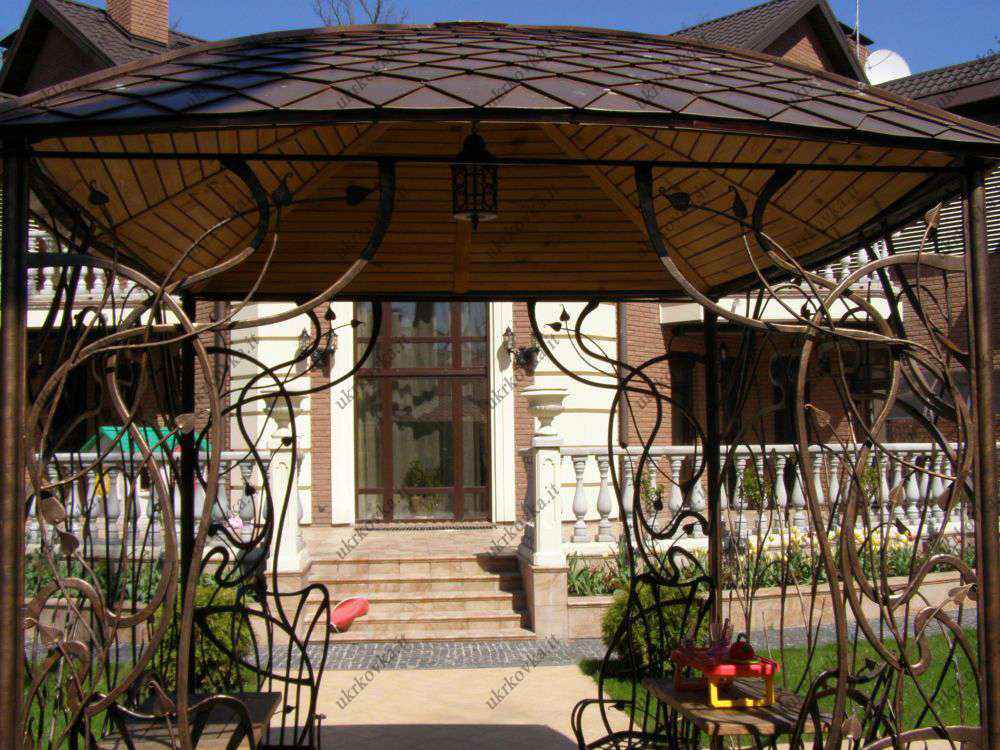 Gazebo in ferro battuto con decori