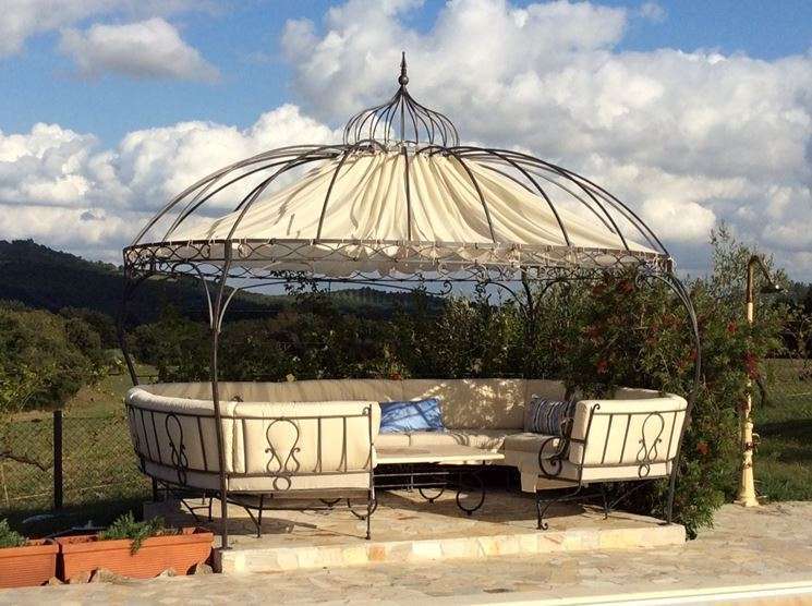 Gazebo in ferro battuto con seduta circolare