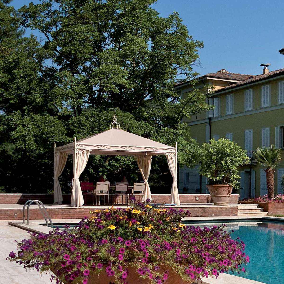 Gazebo in ferro battuto per il giardino