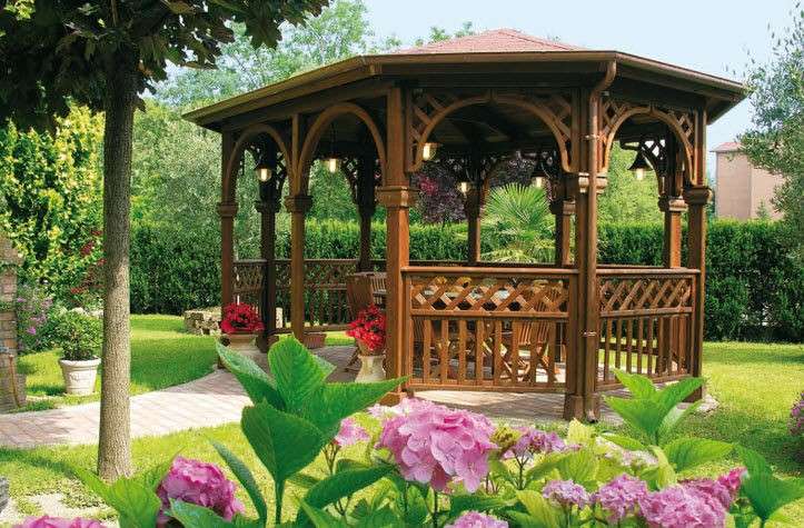 Giardino con gazebo