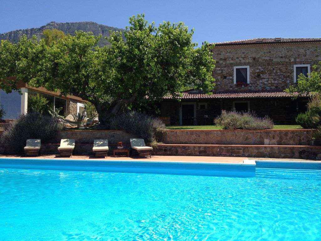 giardino-con-piscina