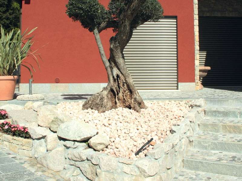Giardino decorato con ciottoli e pietre