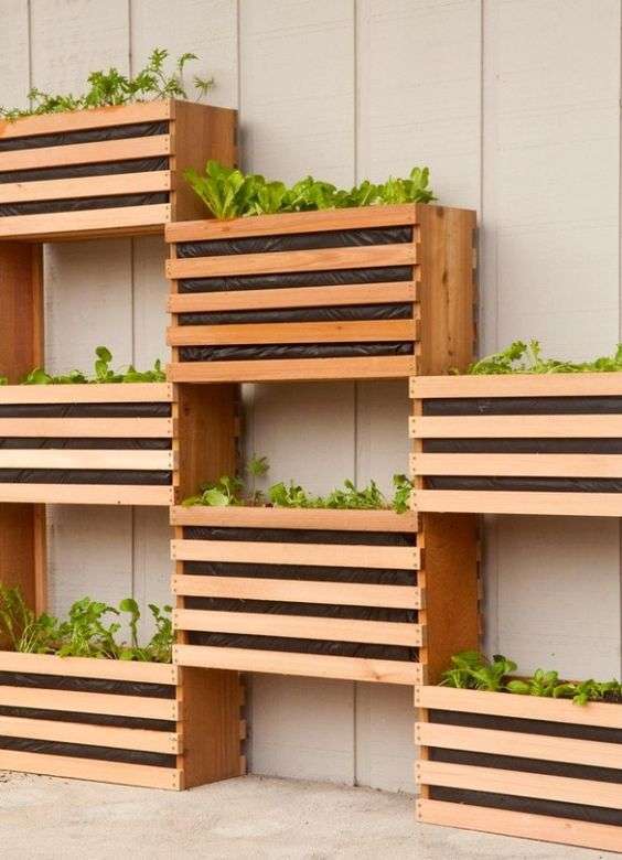 Giardino verticale creato con cassette in legno fai da te