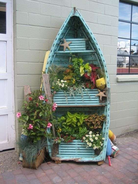 Giardino verticale fai da te con barca in legno decorativa