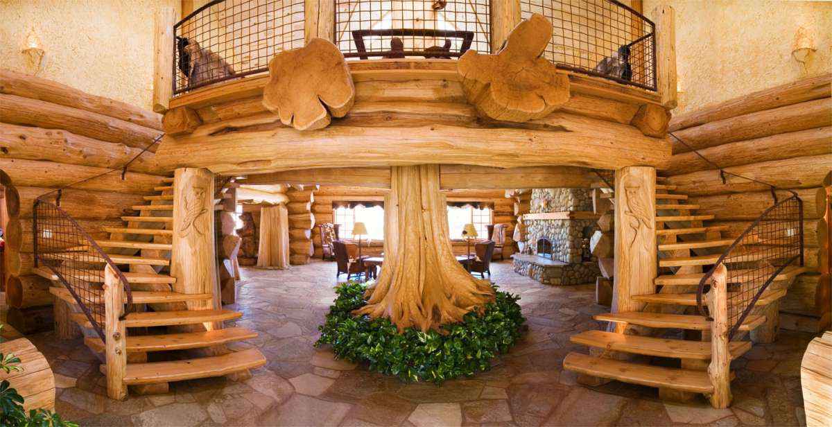 Grande scala di legno in casa