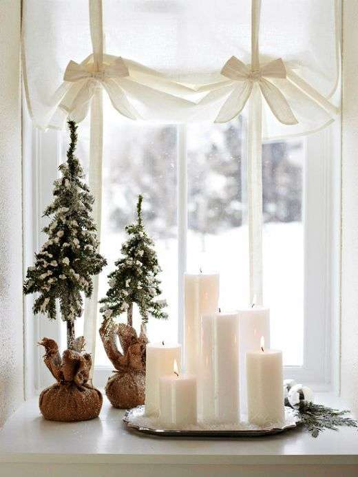 Idee per decorare i davanzali natalizi