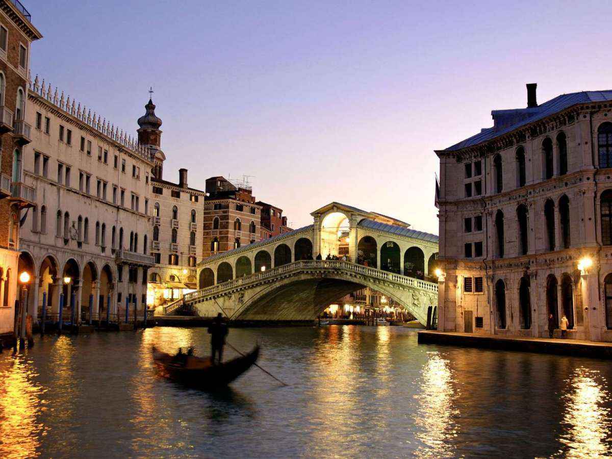 Il ponte di Rialto a Venezia