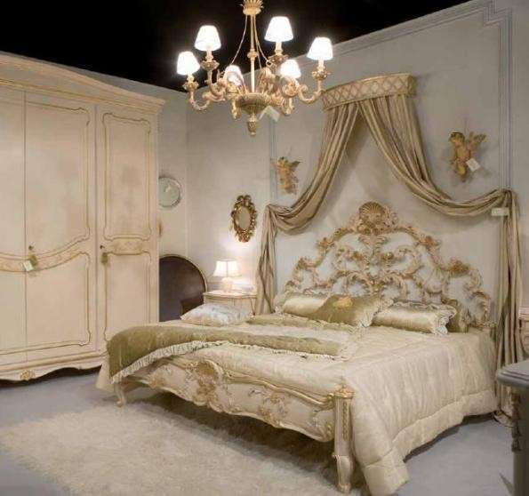 Lampadario e letto champagne