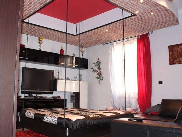 Letto a scomparsa dal soffitto