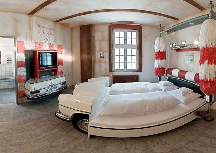 Letto bianco a forma di macchina 