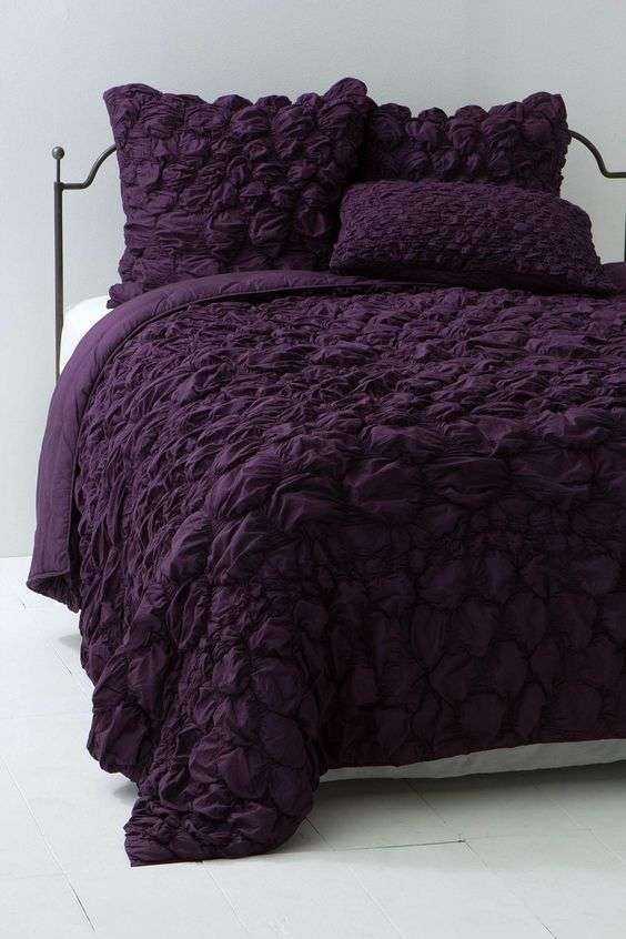 Letto con biancheria viola