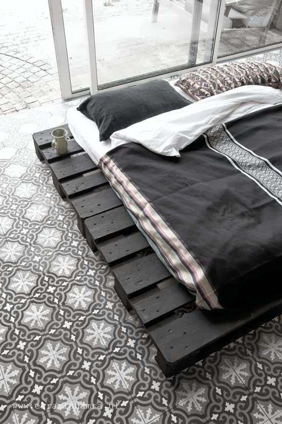 Letto con pallet in legno scuro