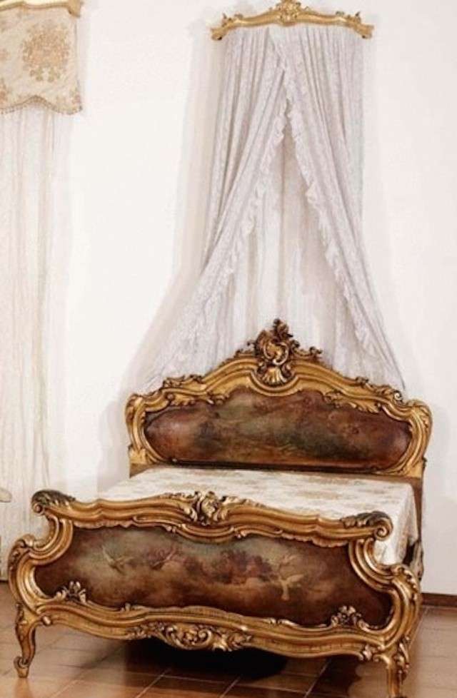 Letto con piccolo baldacchino