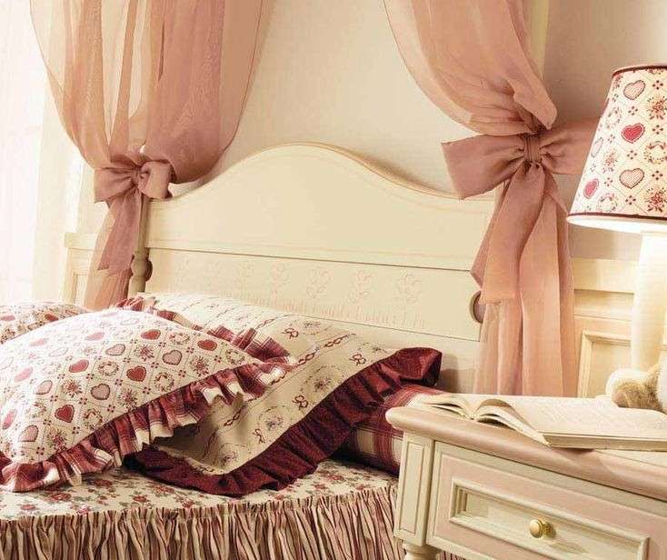 Letto decorato in stile shabby shic