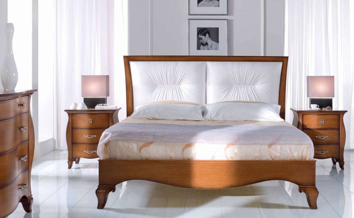 Letto in legno con testata imbottita