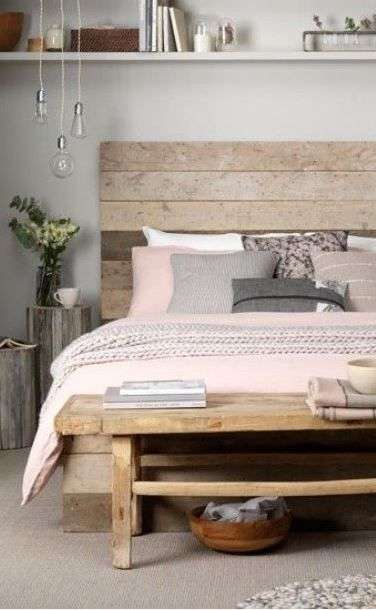 Letto in legno e biancheria rosa