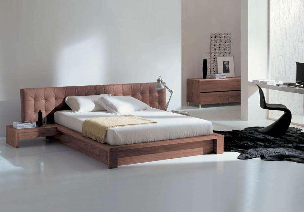 Letto moderno in pelle marrone