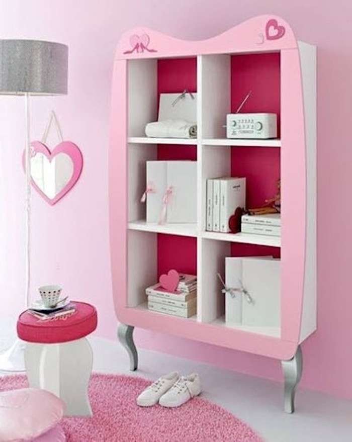 Libreria con cornice rosa