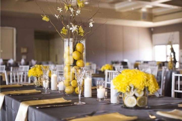 Limoni e fiori gialli in tavola