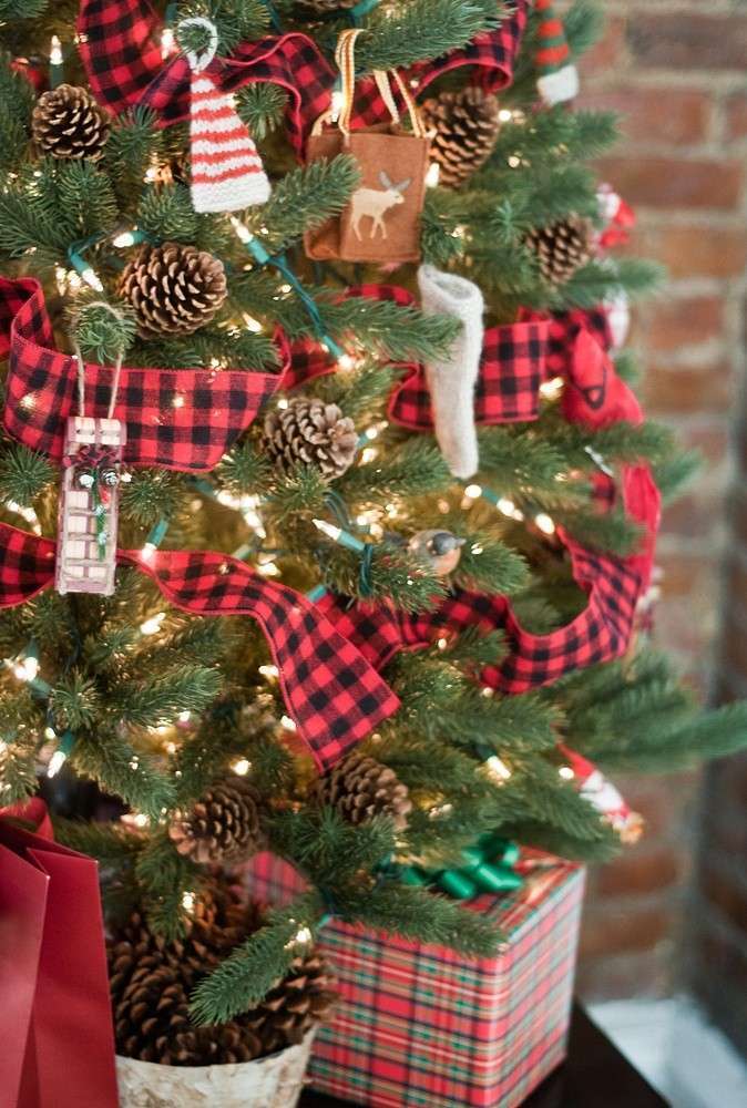 Nastro tartan sull'albero di Natale