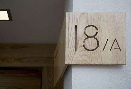 Numero civico in legno