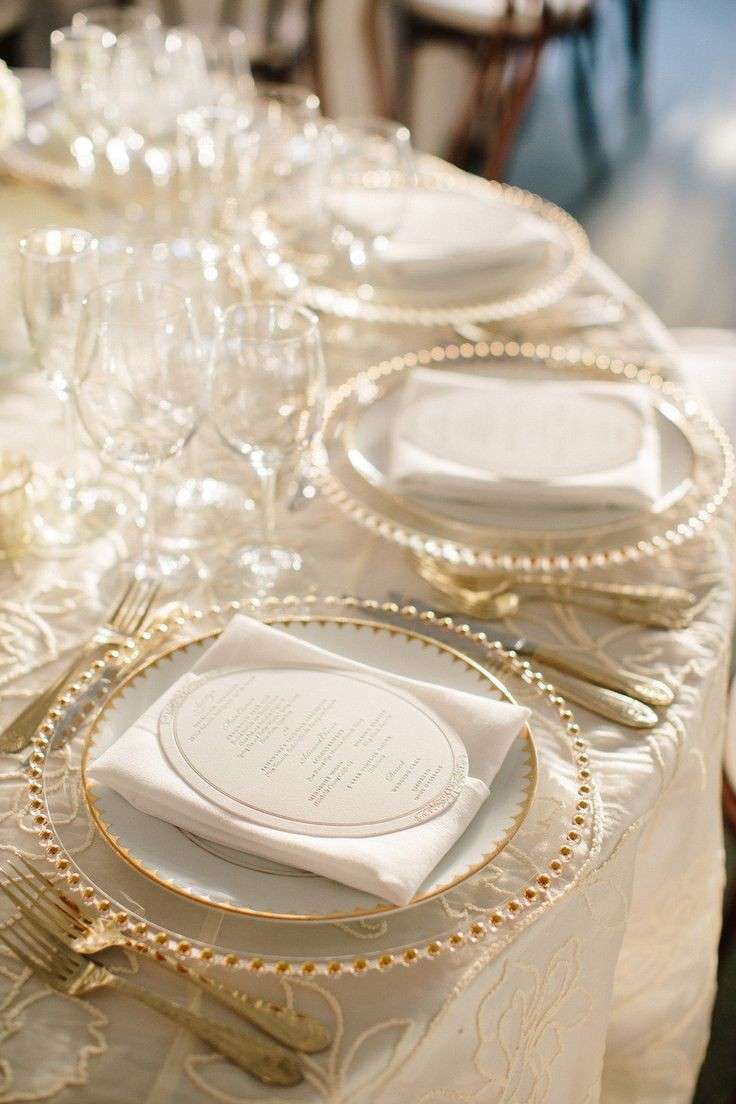 Oro e bianco per la tavola elegante
