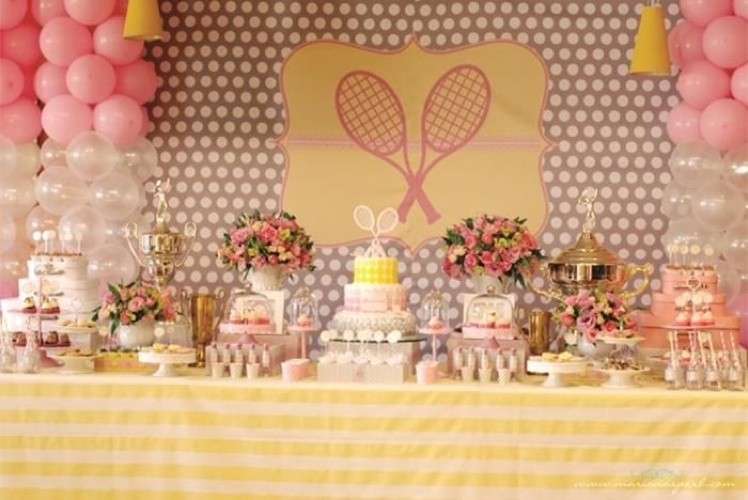 Palloncini e dolci per decorare la tavola per un buffet