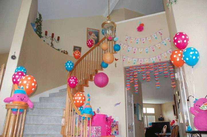 Palloncini e palle di carta lungo le scale