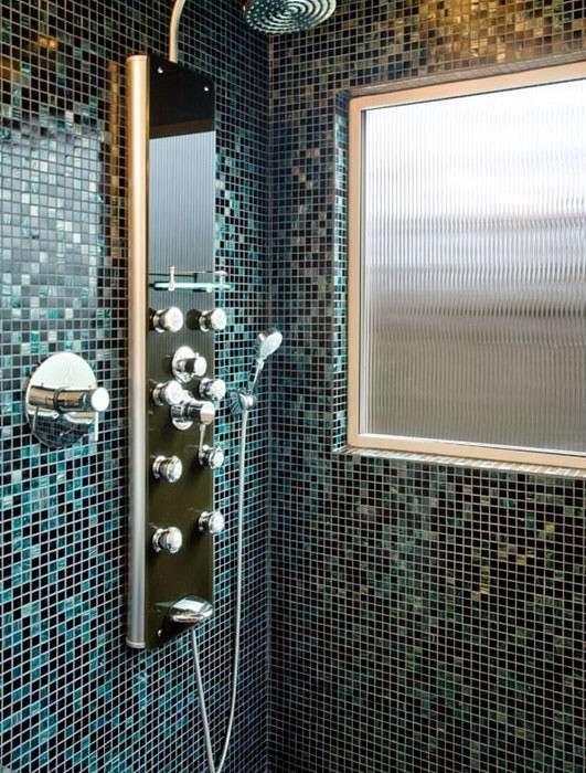 Piastrelle mosaico bagno blu e nero