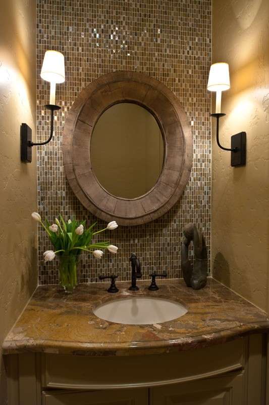 Piastrelle mosaico marroni in bagno