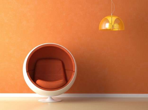 Poltrona e parete arancione 