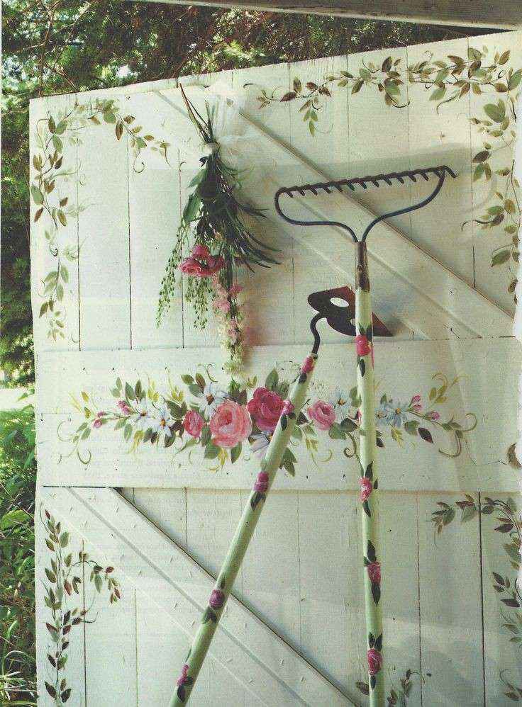 Porta con decorazione floreale