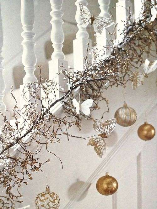 Rami decorativi con sfere natalizie