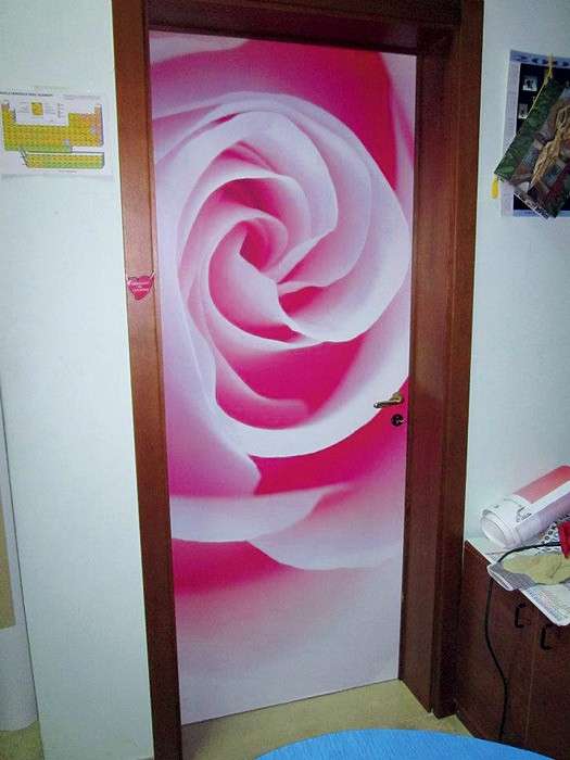 Rose sulla porta decorata