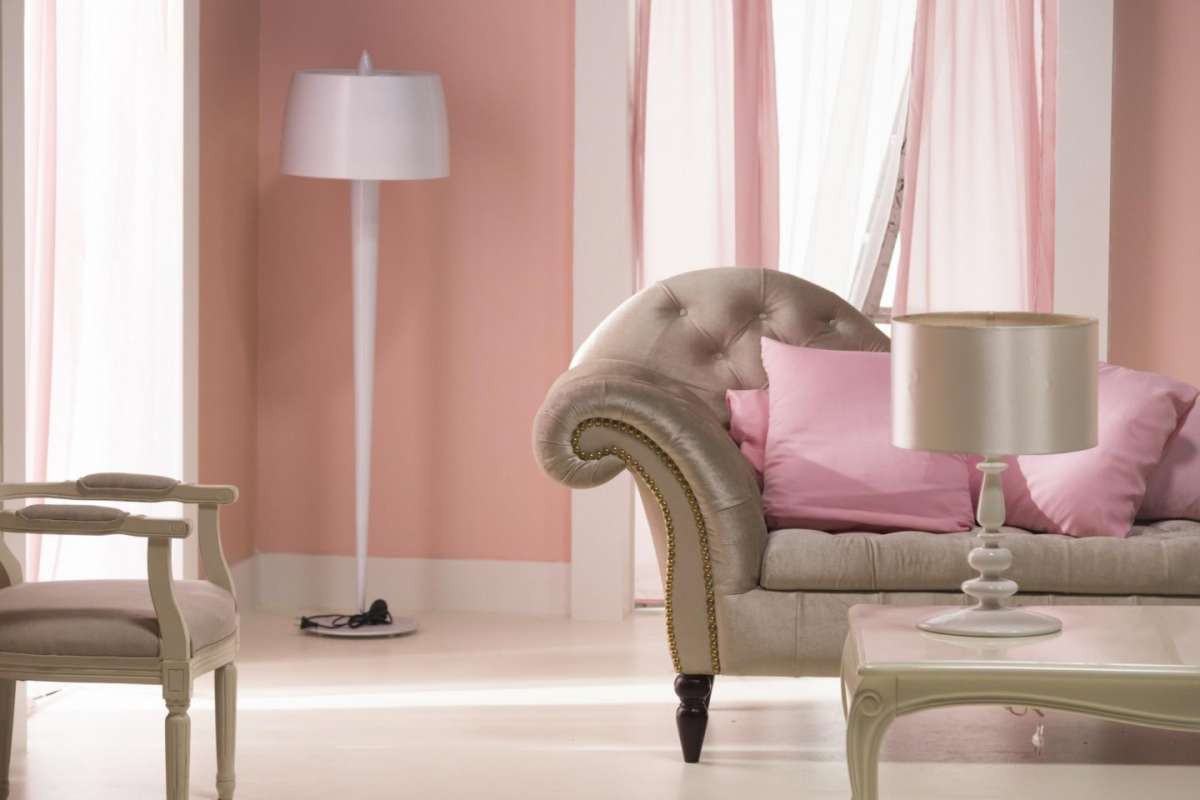 salotto-con-parete-rosa