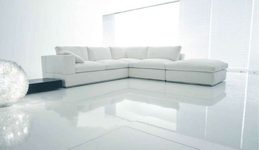 salotto-con-pavimento-in-resina-bianco