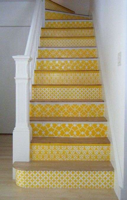 Scale decorate con il giallo