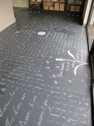 Scritte sul pavimento 