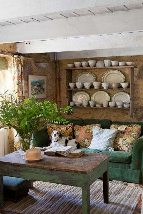 Soggiorno rustico verde e legno antico