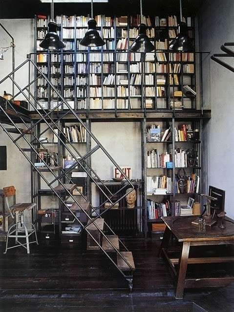 Soggiorno-libreria industriale