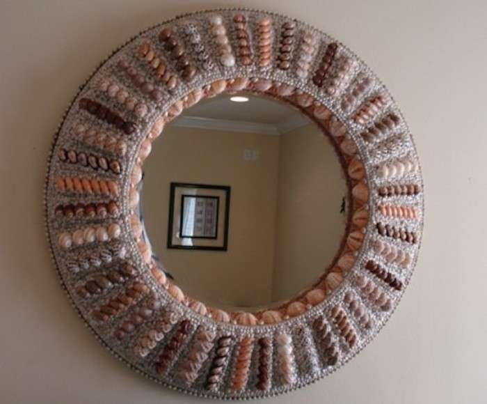 Specchio abbellito con conchiglie