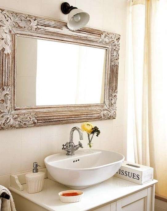 Specchio rettangolare in bagno