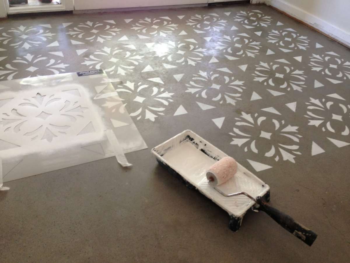 Stencil per decorare il pavimento marrone