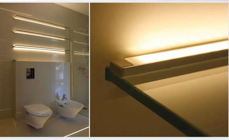 Strisce led su parete in bagno