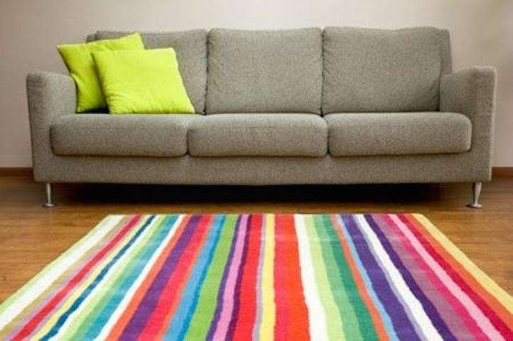Tappeto multicolor accanto a divano