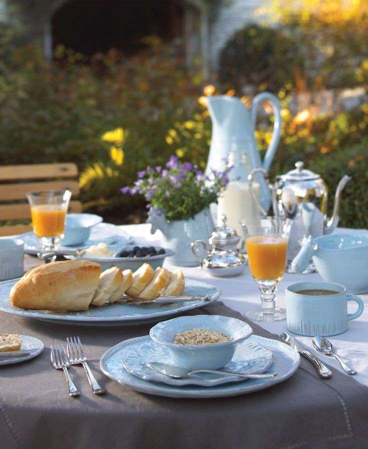 Tavola con porcellane azzurre